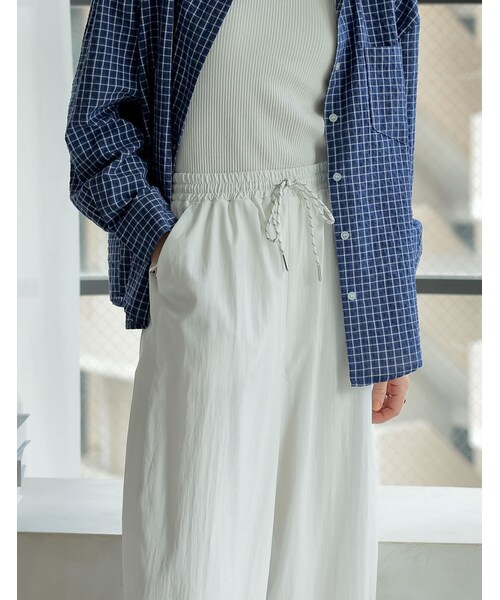 Re:EDIT（リエディ）の「撥水加工パラコードバレルレッグパンツ - パンツ通販 | 人気レディースファッション - Re:EDIT（リエディ）（その他・レディース・ブラック/ホワイト/グレージュ/チャコールグレー/ブラック×ホワイト/チャコール×ホワイト・MC/M/L）」の22枚目の写真