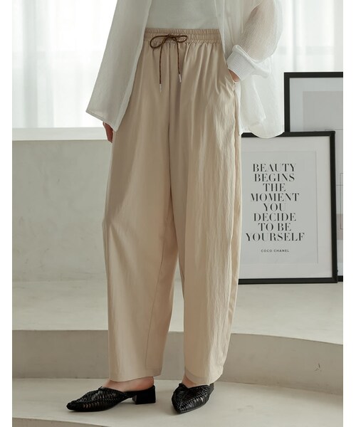 Re:EDIT（リエディ）の「撥水加工パラコードバレルレッグパンツ - パンツ通販 | 人気レディースファッション - Re:EDIT（リエディ）（その他・レディース・ブラック/ホワイト/グレージュ/チャコールグレー/ブラック×ホワイト/チャコール×ホワイト・MC/M/L）」の4枚目の写真