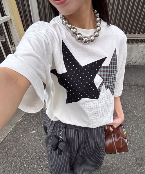 CIAOPANIC(チャオパニック)の「スターパッチワークTee(Tシャツ/カットソー・レディース・チャコールグレー/ホワイト/ネイビー・ONE)」の2枚目の写真
