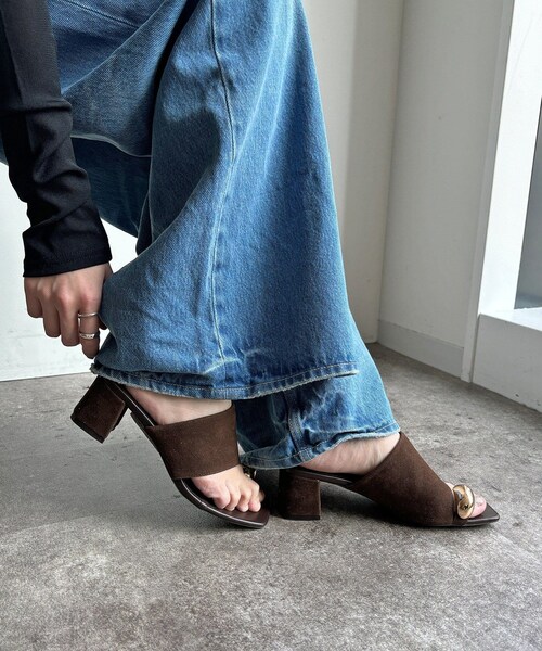 DouDou（ドゥドゥ）の「【WEB限定】GOLDトングミュールサンダル（その他シューズ・レディース・ブラック/ブラウン・S/L/M）」の2枚目の写真