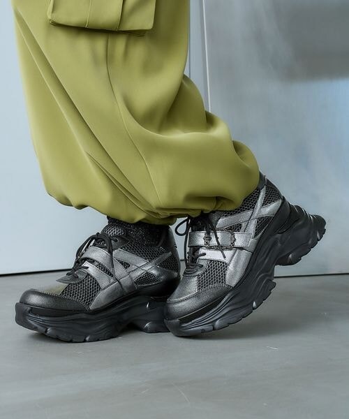 HARE（ハレ）の「ベルトデザインメッシュスニーカー（その他・ブラック09/シルバー10・M/L）」の2枚目の写真