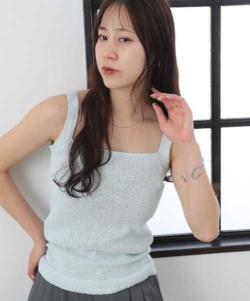 COLONY 2139(コロニートゥーワンスリーナイン)の「【PIKO企画】スクエアネックニットタンクトップ(ニット/セーター・レディース・グレージュ/サックスブルー/チャコールグレー/ブラック・F)」の4枚目の写真
