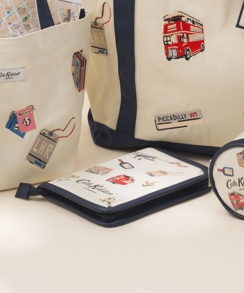 Cath Kidston(キャスキッドソン)の「パスポートケース 26SS(その他・Lace Sprigs(20)/Billie Goes On Holiday(88)・F)」の2枚目の写真
