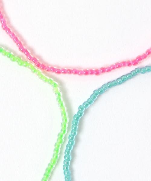 studio CLIP（スタディオクリップ）の「26ビーズゴムブレス（その他・ゴールド(01)/シルバー(02)/パール(10)/ネオンピンク(20)/ネオングリーン(70)/ブルー(80)・F）」の8枚目の写真