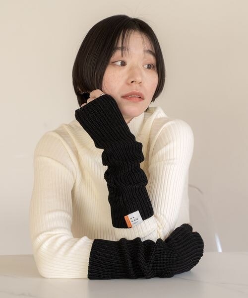 Wpc.(ダブリュピーシー)の「リブニットウォームアームカバー ONDOO Wpc.(その他・アイボリー/ブラック/グレー/ピンク・ワンサイズ)」の2枚目の写真
