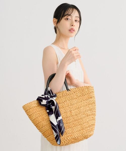 Wpc.（ダブリュピーシー）の「サテンスカーフ Wpc. Patterns（その他・クッカ グレー/リボンスカーフ ピンク/フルーツペインティング ベージュ/カメリア ブラウン/ピオニ ネイビー/ベネチア ネイビー・ワンサイズ）」の5枚目の写真