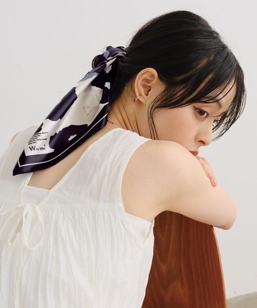 Wpc.（ダブリュピーシー）の「サテンスカーフ Wpc. Patterns（その他・クッカ グレー/リボンスカーフ ピンク/フルーツペインティング ベージュ/カメリア ブラウン/ピオニ ネイビー/ベネチア ネイビー・ワンサイズ）」の8枚目の写真