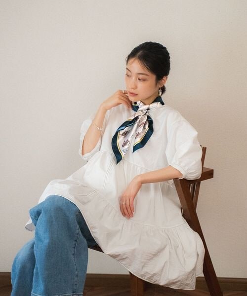 Wpc.（ダブリュピーシー）の「サテンスカーフ Wpc. Patterns（その他・クッカ グレー/リボンスカーフ ピンク/フルーツペインティング ベージュ/カメリア ブラウン/ピオニ ネイビー/ベネチア ネイビー・ワンサイズ）」の10枚目の写真