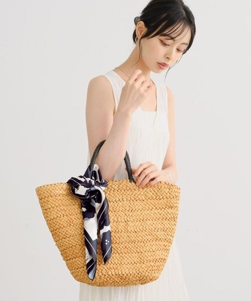 Wpc.（ダブリュピーシー）の「サテンスカーフ Wpc. Patterns（その他・クッカ グレー/リボンスカーフ ピンク/フルーツペインティング ベージュ/カメリア ブラウン/ピオニ ネイビー/ベネチア ネイビー・ワンサイズ）」の7枚目の写真