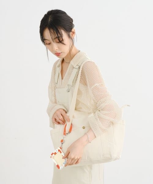 Wpc.(ダブリュピーシー)の「合皮プリントリール付きパスケース Wpc. patterns(その他・フォーゲルヴェンネ オフ/メリーフラワー オフ/ブルーミングチューリップ レッド/オメナ イエロー/ピオニ ネイビー/レオパード&タイガー ネイビー・ワンサイズ)」の8枚目の写真