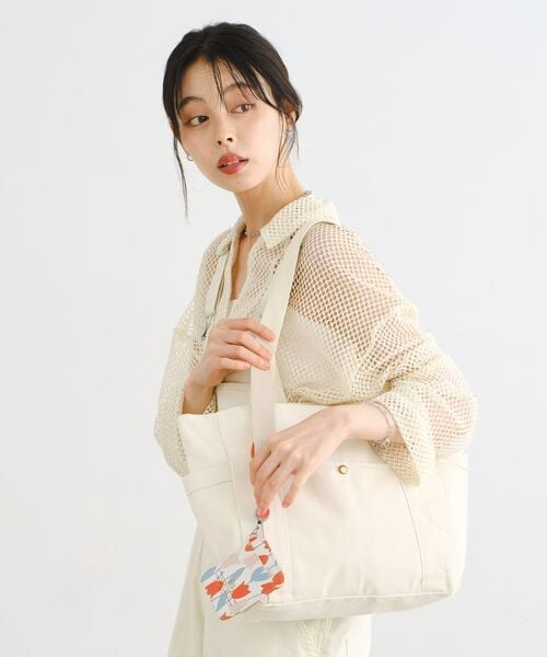 Wpc.(ダブリュピーシー)の「合皮プリントリール付きパスケース Wpc. patterns(その他・フォーゲルヴェンネ オフ/メリーフラワー オフ/ブルーミングチューリップ レッド/オメナ イエロー/ピオニ ネイビー/レオパード&タイガー ネイビー・ワンサイズ)」の9枚目の写真