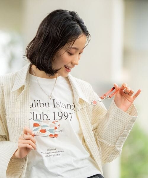 Wpc.(ダブリュピーシー)の「合皮プリントリール付きパスケース Wpc. patterns(その他・フォーゲルヴェンネ オフ/メリーフラワー オフ/ブルーミングチューリップ レッド/オメナ イエロー/ピオニ ネイビー/レオパード&タイガー ネイビー・ワンサイズ)」の11枚目の写真