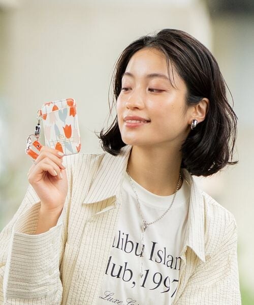 Wpc.(ダブリュピーシー)の「合皮プリントリール付きパスケース Wpc. patterns(その他・フォーゲルヴェンネ オフ/メリーフラワー オフ/ブルーミングチューリップ レッド/オメナ イエロー/ピオニ ネイビー/レオパード&タイガー ネイビー・ワンサイズ)」の12枚目の写真