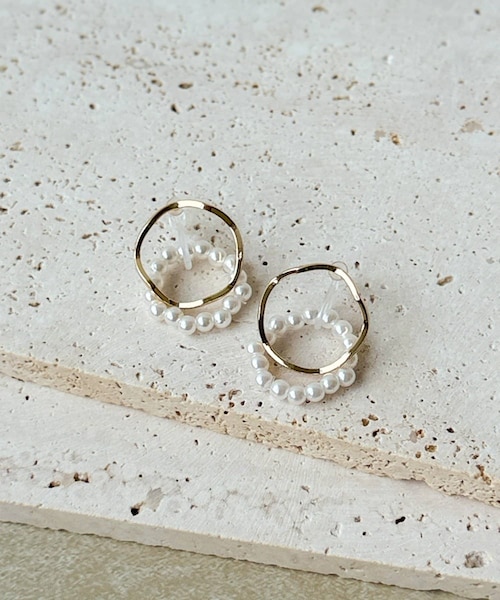 3coins（3coins）の「メタルパールラウンド樹脂イヤリング（イヤリング・レディース・その他/ゴールド・FREE）」の2枚目の写真