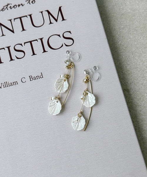 3coins（3coins）の「花びらパール樹脂イヤリング（イヤリング・レディース・その他/ゴールド・FREE）」の2枚目の写真