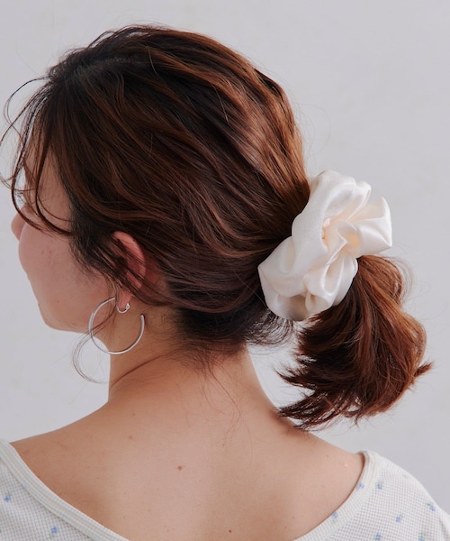 Lattice（Lattice）の「モチーフ付きサテンシュシュ（シュシュ・レディース・ブラック/ベージュ/ブルー/アイボリー・FREE）」の2枚目の写真