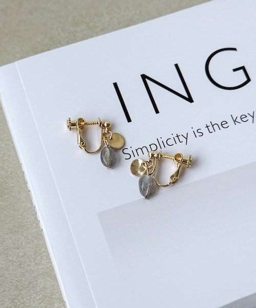 3coins（3coins）の「マーブルストーンサガリイヤリング（イヤリング・レディース・ホワイト/グレー・FREE）」の2枚目の写真
