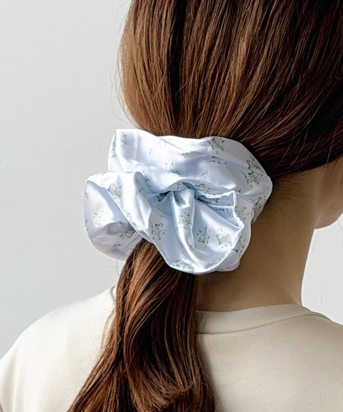 3coins（3coins）の「小花柄シュシュ（シュシュ・レディース・アイボリー/ブルー・FREE）」の2枚目の写真