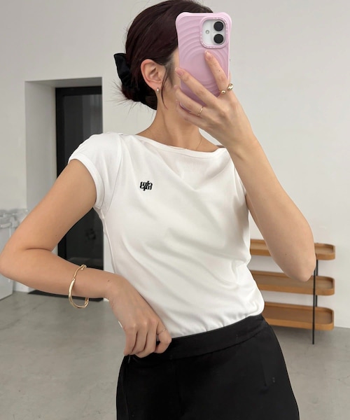 CAPRICIEUX LE'MAGE(カプリシューレマージュ)の「【きれい見え/Tシャツ感0】1ポイントボートネックTシャツ(Tシャツ/カットソー・レディース・ブラック/ブラウン/イエロー/ホワイト・F)」の2枚目の写真