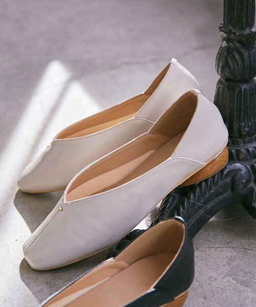 VIS(ビス)の「メタルポイントバブーシュ(パンプス・レディース・ブラック/オフホワイト・L/M/S)」の1枚目の写真