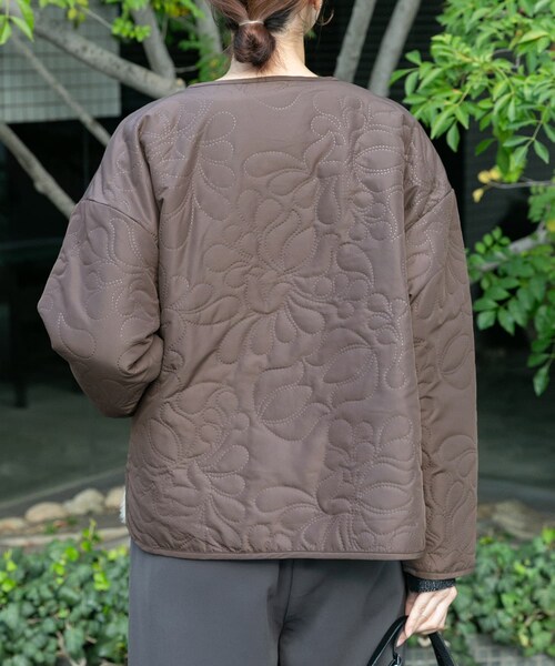 ITEMS URBANRESEARCH(アイテムズ アーバンリサーチ)の「ノーカラー中綿ブルゾン(ノーカラージャケット・レディース・BLK/BEG/BRN・FREE)」の17枚目の写真