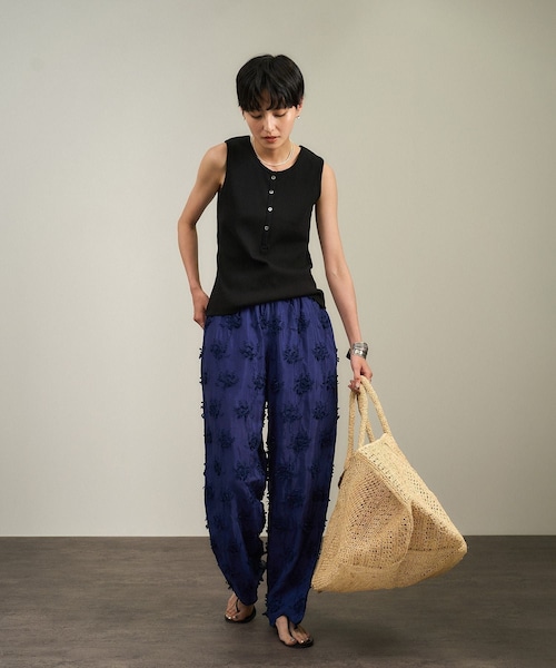 ADAM ET ROPE'（アダムエロペ）の「【WEB限定】プリマベールリブヘンリーネックノースリーブプルオーバー［UVケア・洗える］（タンクトップ・レディース・ブラック/チャコール/オフホワイト・F）」の6枚目の写真