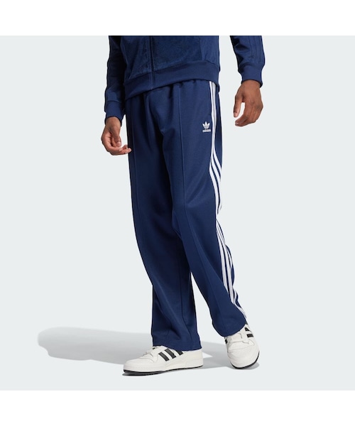 adidas(アディダス)の「アディカラー バギーフィット ファイヤーバードトラックパンツ(ジャージ)(パンツ・メンズ・ナイトインディゴ/セミルシッドブルー/ブラック/プリラブドブラウン/ブルー/ブラウン/パープル・XS/S/M/L/XL/2XL/3XL/4XL/5XL/6XL/J/2XS/J/XS/J/S/J/M/J/L/J/XL/J/2XL/J/3XL/J/4XL)」の2枚目の写真