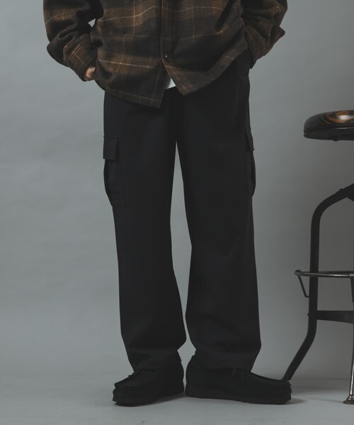 ITEMS URBANRESEARCH(アイテムズ アーバンリサーチ)の「TRテーパードクリーンカーゴパンツ(その他パンツ・メンズ・BLACK/OLIVE GRAY/MOCHA BRN・M/L)」の14枚目の写真