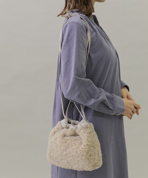 URBAN RESEARCH Sonny Label（アーバンリサーチサニーレーベル）の「プードルファー巾着バッグ（ショルダーバッグ・レディース・ブルー/Lベージュ/チャコール・one）」の8枚目の写真