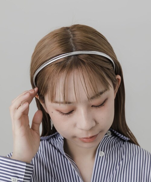 SMELLY（スメリー）の「スリムフェイクレザーカチューシャ（カチューシャ・レディース・BLK/SLV・-）」の2枚目の写真