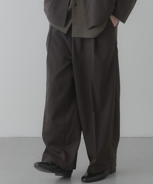 SENSE OF PLACE by URBAN RESEARCH（センスオブプレイスバイアーバンリサーチ）の「『イージーケア/速乾』リネンライクタックワイドスラックス（その他パンツ・メンズ・BLACK/CHARCOAL/GREIGE・M/L）」の2枚目の写真
