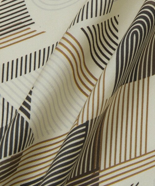 ROPE'(ロペ)の「RモノグラムシルクスカーフL(バンダナ/スカーフ・レディース・ベージュ/ブルー系/レッド・F)」の7枚目の写真