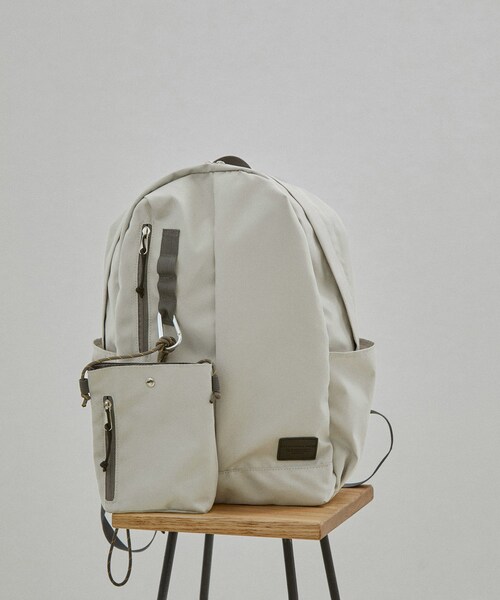 ADAM ET ROPE'（アダムエロペ）の「【WEB限定】[ショルダーバッグ付き・ユニセックスで使える・軽量・A4対応・大容量]バッグパック 3（バックパック/リュック・レディース・ブラック/グレー/グレー系/ダークブラウン/ネイビー・F）」の3枚目の写真