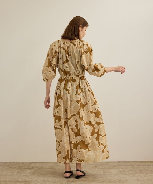 ROPE'（ロペ）の「【DEVEAUX（デヴォー）】別注ボカシフラワーウエストギャザーワンピース/洗える（ワンピース・レディース・ブラウン系/オレンジ系・F）」の6枚目の写真