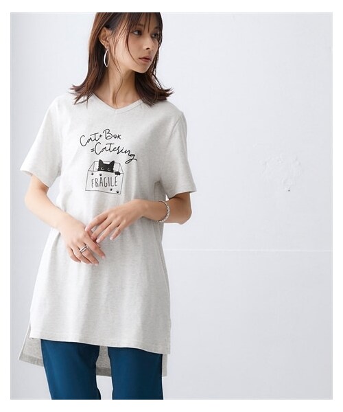 nissen（ニッセン）の「【綿１００％】プリントV ネックチュニックTシャツ（接触冷感・UVカット）（選べる柄）＜大きいサイズ有＞（チュニック・レディース・カジュアルロゴ:グレージュ/カジュアルロゴ:アイス杢/タテロゴ:黒/タテロゴ:オフホワイト/カレッジロゴ:オフホワイト/カレッジロゴ:グレージュ/ソファネコ:スモーキーブルー/かくれんぼネコ:ネイビー/かくれんぼネコ:アイス杢/タワー:ミント/カットフラワー:ラベンダー/マリンロゴ:ブルーグリーン/アメカジロゴ:チャコールグレー/フライングバード:モーブグリーン/大人ロゴ:オフホワイト/ポップネコ:ブルーグリーン/カーブロゴ:黒/ソフトロゴ:チャコールグレー/ボタニカル:ミント/ハートロゴ:ピンクベージュ/衿花:ダークブルー/ブックネコ:オートミール/フレンチロゴ:ベージュ/筆記ロゴ:オフホワイト/パンダ:チャコールグレー/伸びネコ:ネイビー/花:ダークピンク・S/M/L/LL/3L/4L/5L/6L）」の16枚目の写真