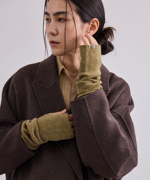 ADAM ET ROPE'（アダムエロペ）の「【J'aDoRe・店舗限定】【extreme cashmere（エクストリーム・カシミア）】ballet（手袋・レディース・グレー/カーキ系・F）」の3枚目の写真