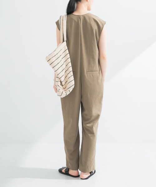 URBAN RESEARCH（アーバンリサーチ）の「『2サイズ展開』リネンライク深Vネックオールインワン（サロペット/オーバーオール・レディース・KHAKI/BLACK・36/38）」の22枚目の写真