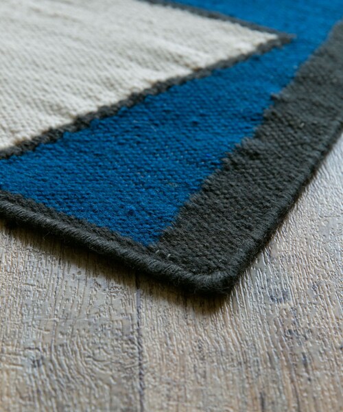 URBAN RESEARCH DOORS（アーバンリサーチドアーズ）の「DOORS LIVING PRODUCTS　SYMBOLIC KILIM DHURRIE S（インテリア雑貨・メンズ・BLEU/RED・100×140）」の5枚目の写真