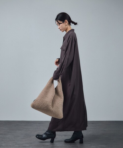 ADAM ET ROPE'(アダムエロペ)の「【HELEN MOORE(ヘレンムーア)】フェイクムートンリバーシブルバッグ(トートバッグ・レディース・チャコール/ベージュ・F)」の10枚目の写真