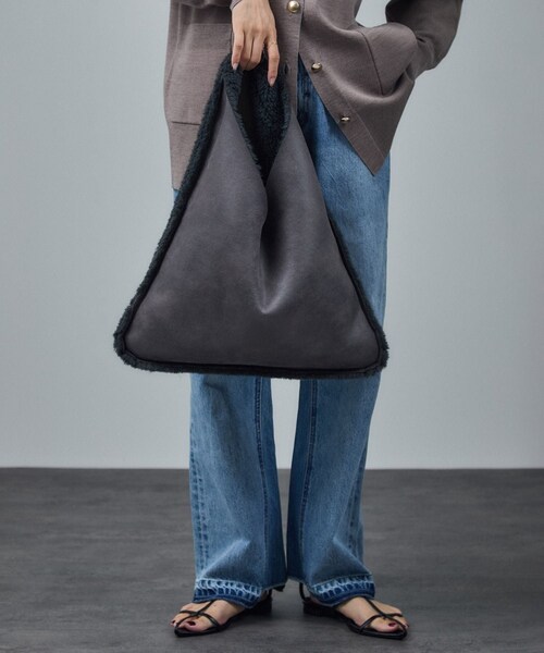 ADAM ET ROPE'(アダムエロペ)の「【HELEN MOORE(ヘレンムーア)】フェイクムートンリバーシブルバッグ(トートバッグ・レディース・チャコール/ベージュ・F)」の6枚目の写真