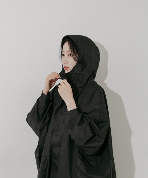 SMELLY（スメリー）の「w.p.c　ユニセックス ウォーターリペレントポンチョ（レインコート/ポンチョ・レディース・BLK/BEG・one）」の7枚目の写真