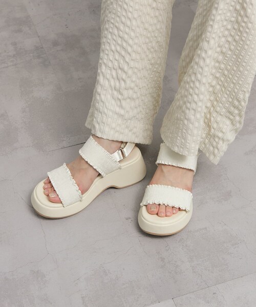 KBF（ケイビーエフ）の「シャーリングベルトサンダル（サンダル・レディース・CREAM/BLACK・36/37/38）」の5枚目の写真