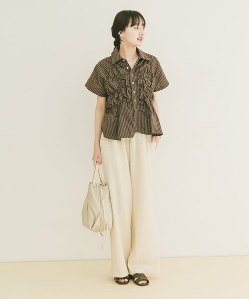 ITEMS URBANRESEARCH（アイテムズ アーバンリサーチ）の「シャーリングストライプシャツ（シャツ/ブラウス・レディース・BEG/BRN/BLK・Free）」の16枚目の写真