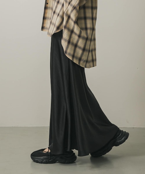 SENSE OF PLACE by URBAN RESEARCH（センスオブプレイスバイアーバンリサーチ）の「『一部WEB限定カラー』ナローサテンスカート（スカート・レディース・BLACK/IVORY/CHARCOAL/YELLOW/SILVER・S/M/TALL）」の18枚目の写真