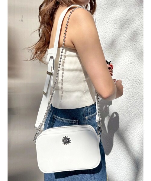 EVRIS（エヴリス）の「ボールチェーンショルダーBAG（ショルダーバッグ・レディース・ホワイト/ブラック/ピンク・F）」の2枚目の写真