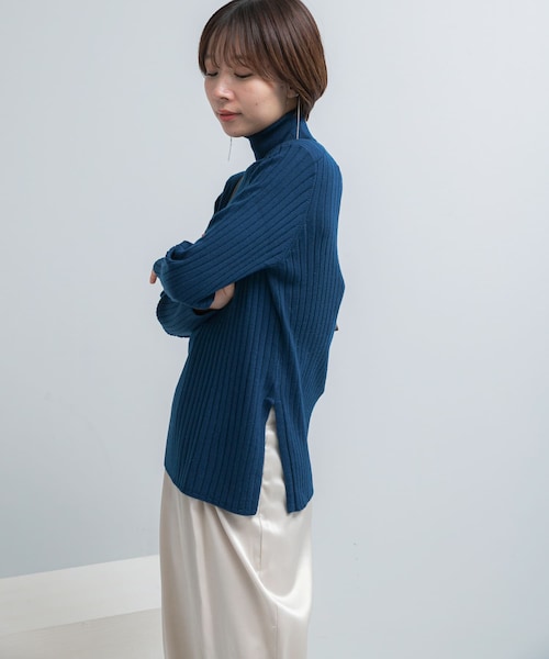 URBAN RESEARCH ROSSO（アーバンリサーチロッソ）の「エクストラファインリブタートルニット（ニット/セーター・レディース・OFF/ROYAL BLUE/OLIVE・Free）」の3枚目の写真
