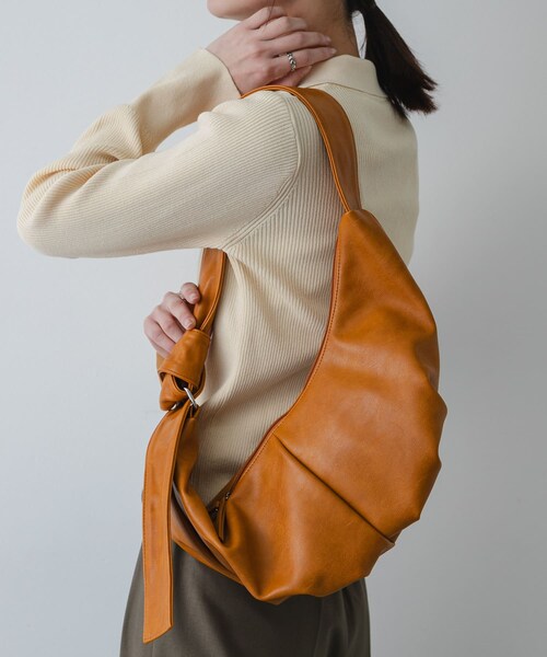 SENSE OF PLACE by URBAN RESEARCH（センスオブプレイスバイアーバンリサーチ）の「クロワッサンショルダーバッグ（ショルダーバッグ・レディース・BLACK/MUSTARD/BEIGE・One）」の3枚目の写真
