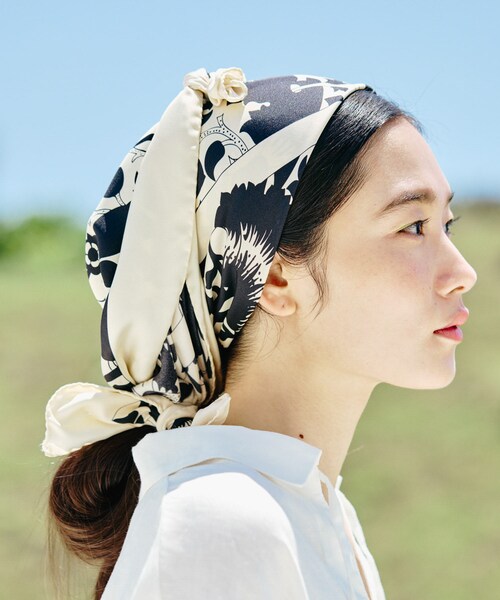 かぐれ（カグレ）の「AENEIS　MUR FLORAL SILK SCARF（バンダナ/スカーフ・レディース・BLACK・-）」の3枚目の写真