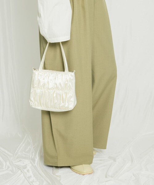 KBF（ケイビーエフ）の「サテンギャザーハンドBAG（ハンドバッグ・レディース・IVORY/BLUE/PINK・one）」の9枚目の写真