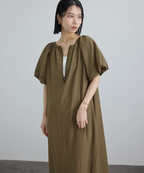 ADAM ET ROPE'（アダムエロペ）の「【WEB限定】2WAYリネンブレンドエンブロイダリーワンピース（ワンピース・レディース・ブラック/カーキ/レッド系・F）」の2枚目の写真
